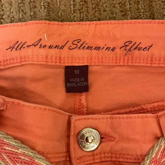 Gloria Vanderbilt capris. Peach, slimming-stretchy, decorative belt. Size 10 - Picture 3 of 5